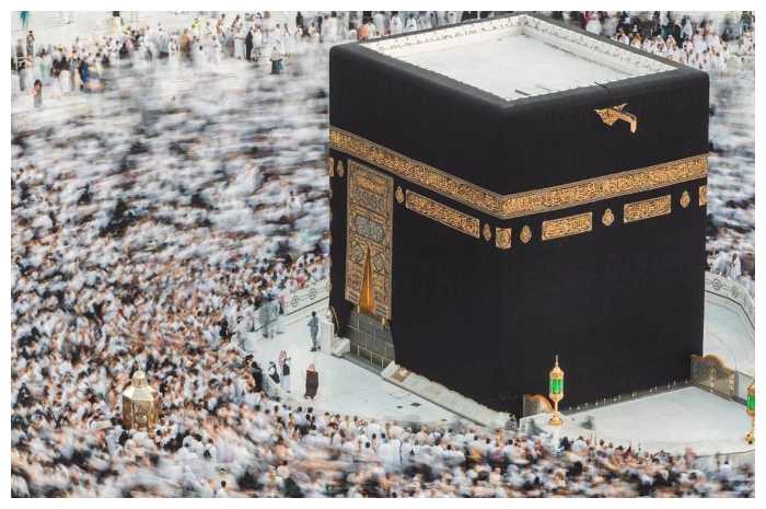 umat Islam saat melaksanakan thawaf