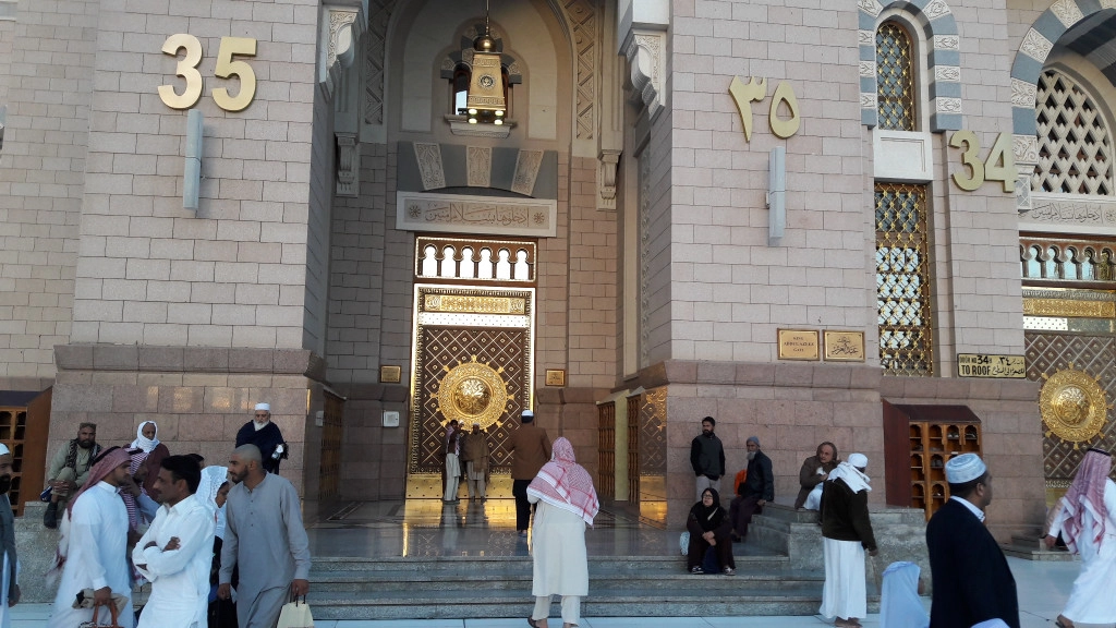 Masjid_Nabwi_-_Gate_35_-_Bab_Abdulaziz.jpg
