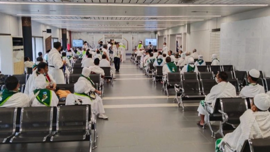 62b32835d9788-suasana-pelayanan-penerbangan-haji-di-bandara-soekarno-hatta_1265_711.jpg