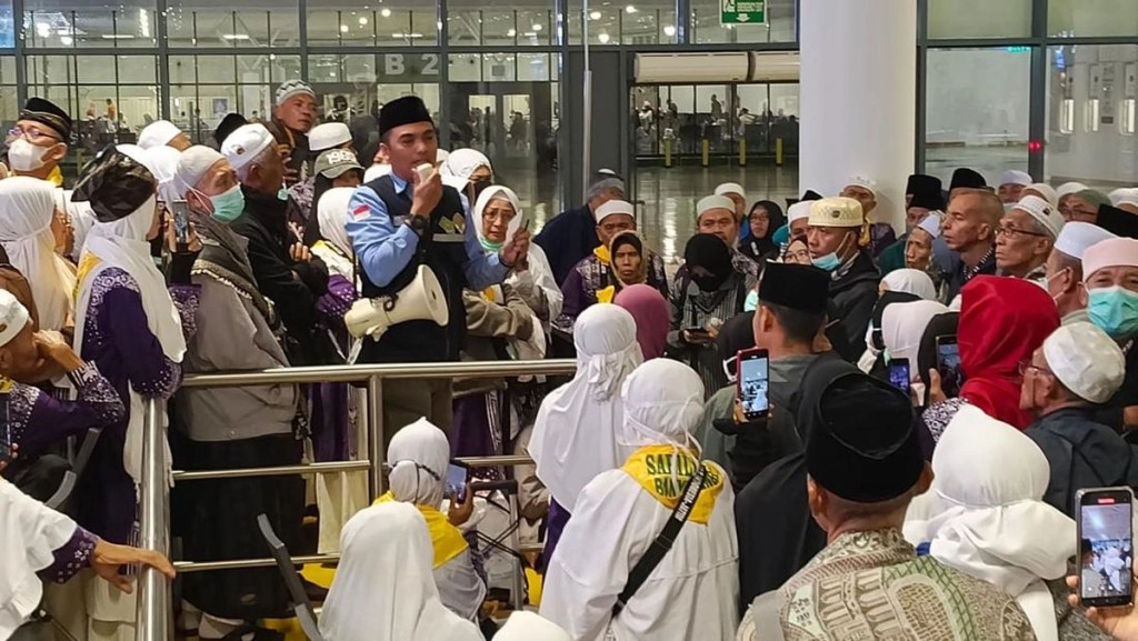 jemaah-haji-kloter-42-dan-44-asal-banyuwangi-saat-tertahan-di-bandara-jeddah-1750751352744_169.jpeg