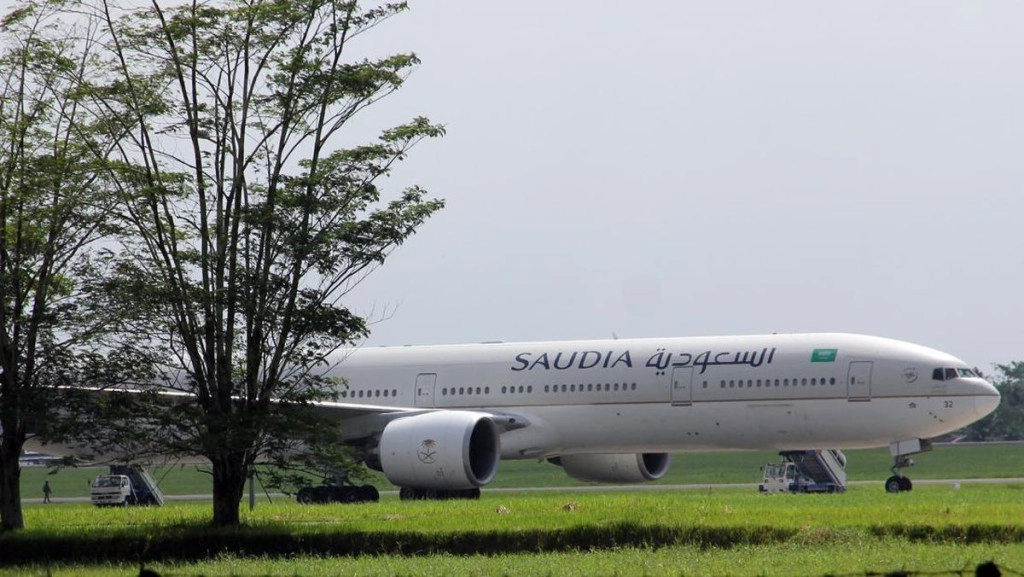pesawat-saudi-airlines-mendarat-darurat-di-bandara-kualanamu-akibat-teror-bom-1750149416948_169.jpeg